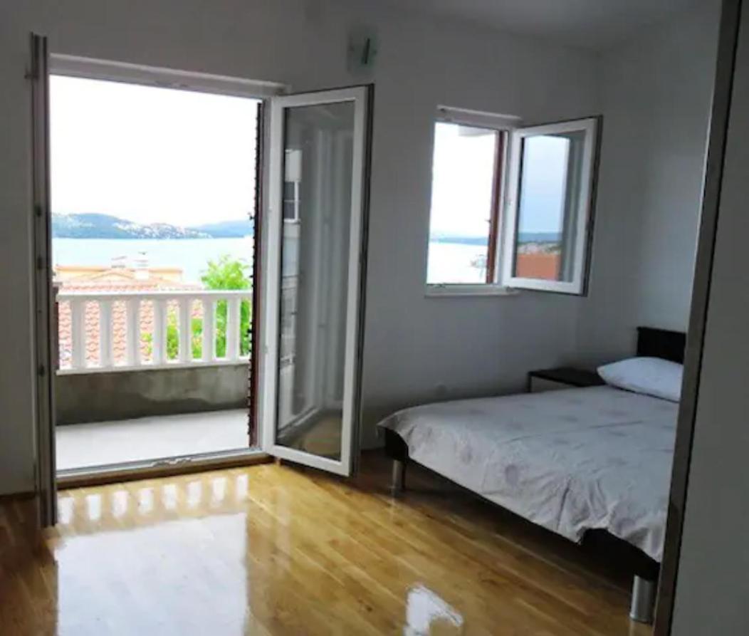 Apartment Mia - Spacious Apartment On 85 M2 With Beautiful Sea View Trogir Exterior foto