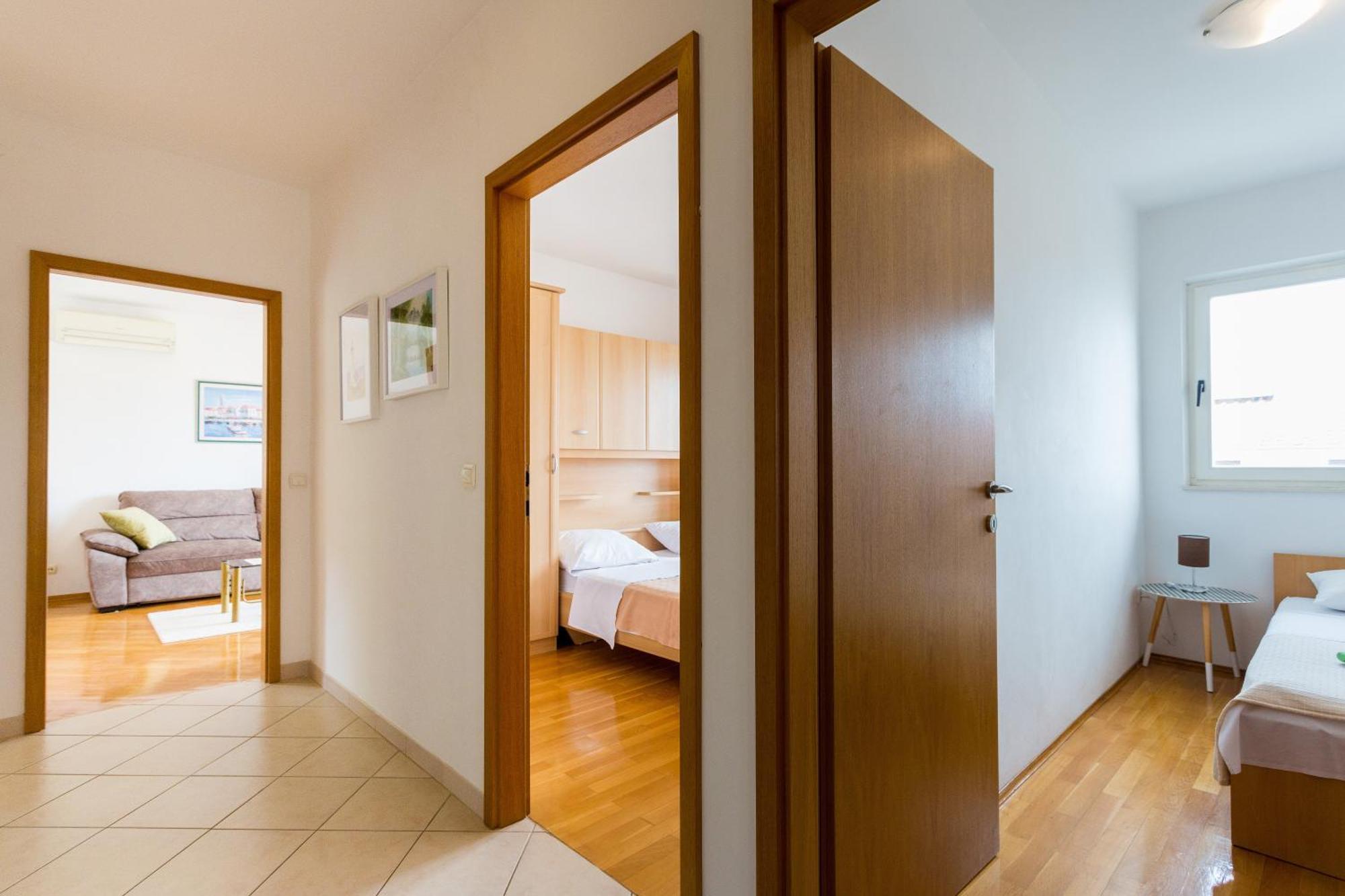 Apartment Mia - Spacious Apartment On 85 M2 With Beautiful Sea View Trogir Exterior foto