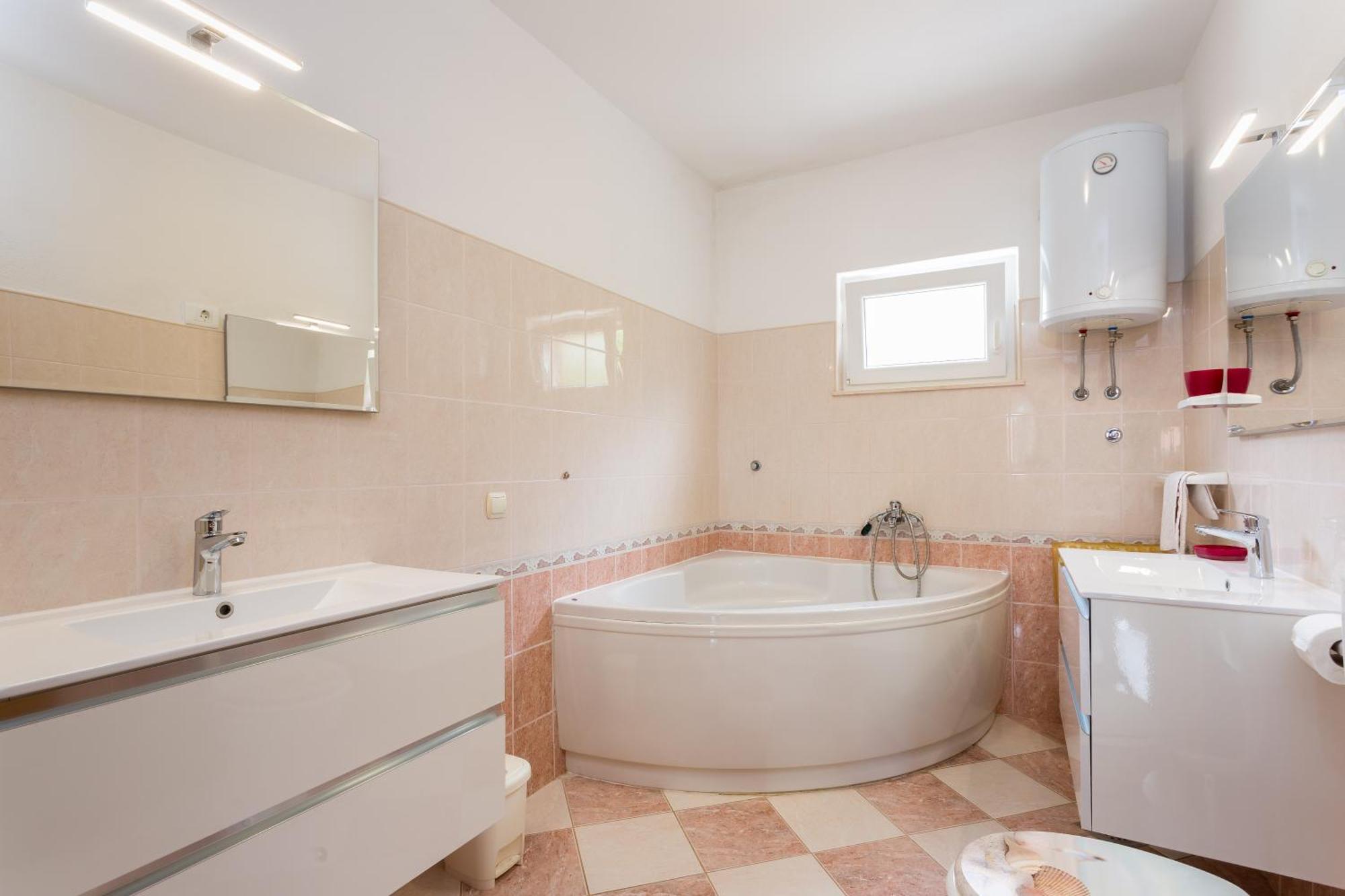 Apartment Mia - Spacious Apartment On 85 M2 With Beautiful Sea View Trogir Exterior foto